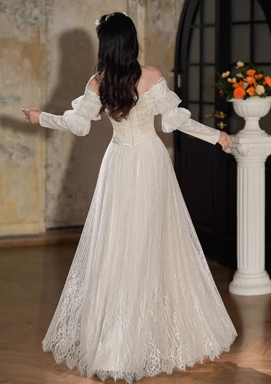 Robe de mariée vintage en dentelle à épaules dénudées et manches bouffantes DP7862