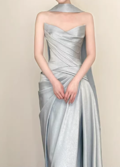 Robe de soirée élégante en satin argenté drapé avec foulard amovible, robe de bal fourreau DP7874