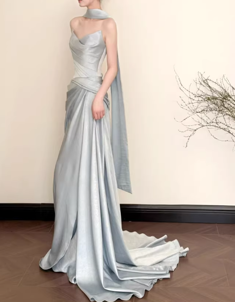 Robe de soirée élégante en satin argenté drapé avec foulard amovible, robe de bal fourreau DP7874