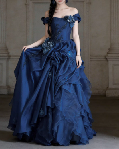 Robe de bal élégante bleu marine à épaules dénudées, ornée d'appliqués floraux et de volants en tulle, idéale pour une fête de 15 ans (Quinceañera) DP7879