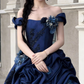 Robe de bal élégante bleu marine à épaules dénudées, ornée d'appliqués floraux et de volants en tulle, idéale pour une fête de 15 ans (Quinceañera) DP7879