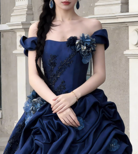 Robe de bal élégante bleu marine à épaules dénudées, ornée d'appliqués floraux et de volants en tulle, idéale pour une fête de 15 ans (Quinceañera) DP7879