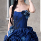 Robe de bal élégante bleu marine à épaules dénudées, ornée d'appliqués floraux et de volants en tulle, idéale pour une fête de 15 ans (Quinceañera) DP7879
