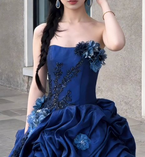 Robe de bal élégante bleu marine à épaules dénudées, ornée d'appliqués floraux et de volants en tulle, idéale pour une fête de 15 ans (Quinceañera) DP7879