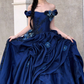Robe de bal élégante bleu marine à épaules dénudées, ornée d'appliqués floraux et de volants en tulle, idéale pour une fête de 15 ans (Quinceañera) DP7879