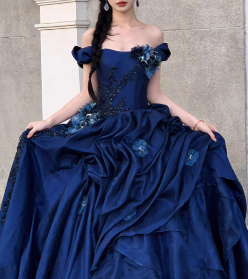 Robe de bal élégante bleu marine à épaules dénudées, ornée d'appliqués floraux et de volants en tulle, idéale pour une fête de 15 ans (Quinceañera) DP7879