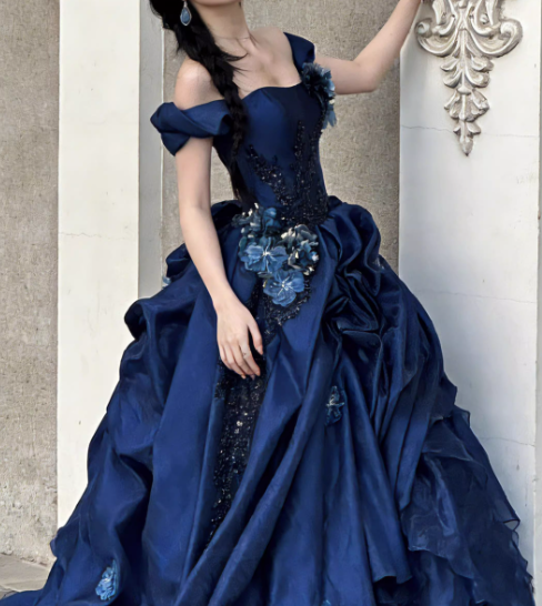 Robe de bal élégante bleu marine à épaules dénudées, ornée d'appliqués floraux et de volants en tulle, idéale pour une fête de 15 ans (Quinceañera) DP7879