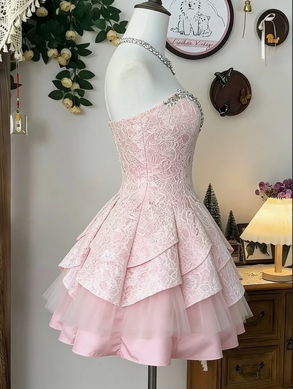 Glamouröses, pinkfarbenes, trägerloses Homecoming-Kleid aus Spitze mit Strasssteinen, A-Linie, gestuftem Tüllrock, DP7873