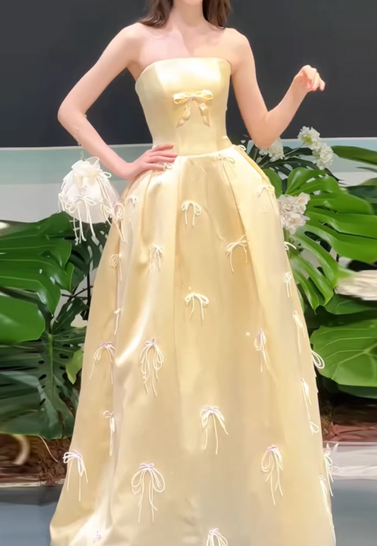 Elegantes gelbes trägerloses Ballkleid mit Schleifenverzierungen für Sweet 15 Quinceañera DP7935