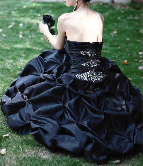 Elegantes schwarzes trägerloses, perlenbesetztes Satin-Ballkleid mit Raffungen für Sweet 15 Quinceañera DP7976