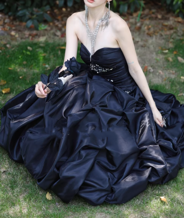 Elegantes schwarzes trägerloses, perlenbesetztes Satin-Ballkleid mit Raffungen für Sweet 15 Quinceañera DP7976