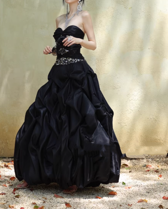 Elegantes schwarzes trägerloses, perlenbesetztes Satin-Ballkleid mit Raffungen für Sweet 15 Quinceañera DP7976