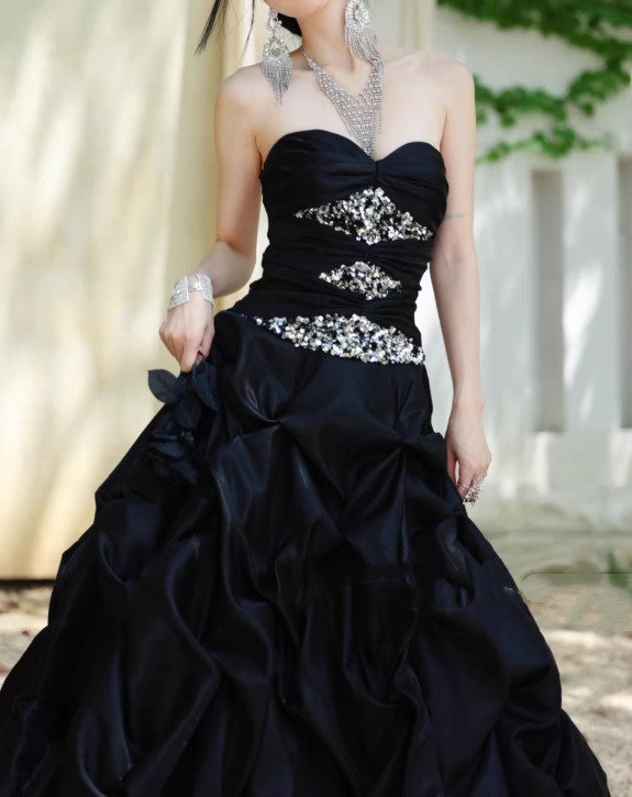 Elegantes schwarzes trägerloses, perlenbesetztes Satin-Ballkleid mit Raffungen für Sweet 15 Quinceañera DP7976
