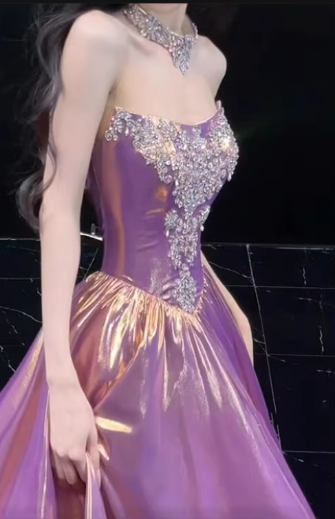 Atemberaubendes trägerloses, perlenbesetztes, metallisch-lila Ballkleid für Sweet 15 Quinceañera DP7982