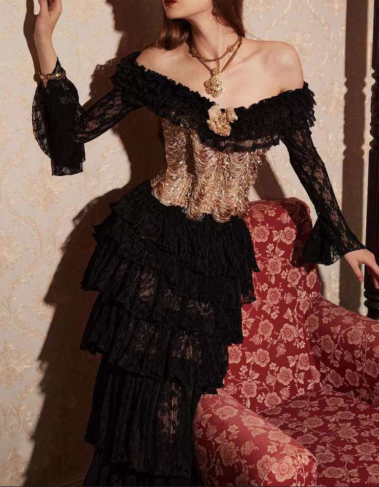 Robe de bal élégante en dentelle noire et or, épaules dénudées, à volants étagés DP7993