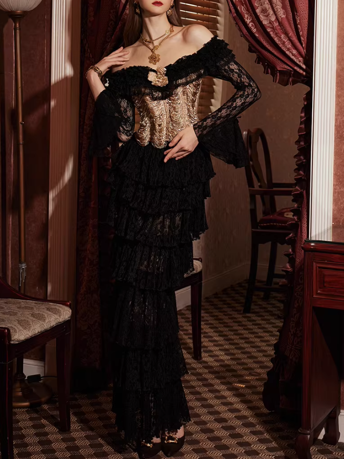 Robe de bal élégante en dentelle noire et or, épaules dénudées, à volants étagés DP7993