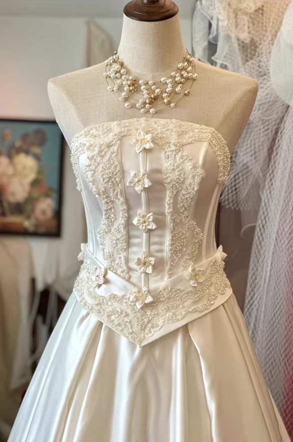 Vintage Ivory Satin Strapless Floral Appliques Wedding Dress DP8067