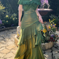 Wunderschönes grünes schulterfreies Meerjungfrauen-Ballkleid mit Rüschen und Stufen DP8365