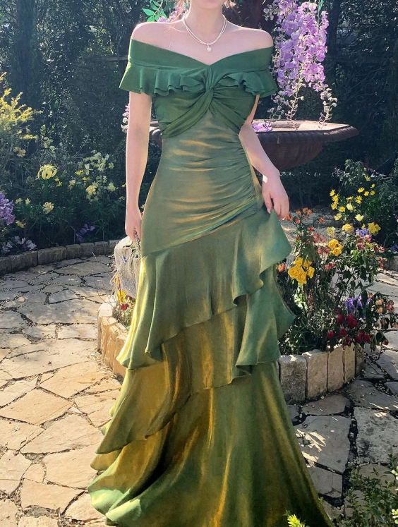 Wunderschönes grünes schulterfreies Meerjungfrauen-Ballkleid mit Rüschen und Stufen DP8365