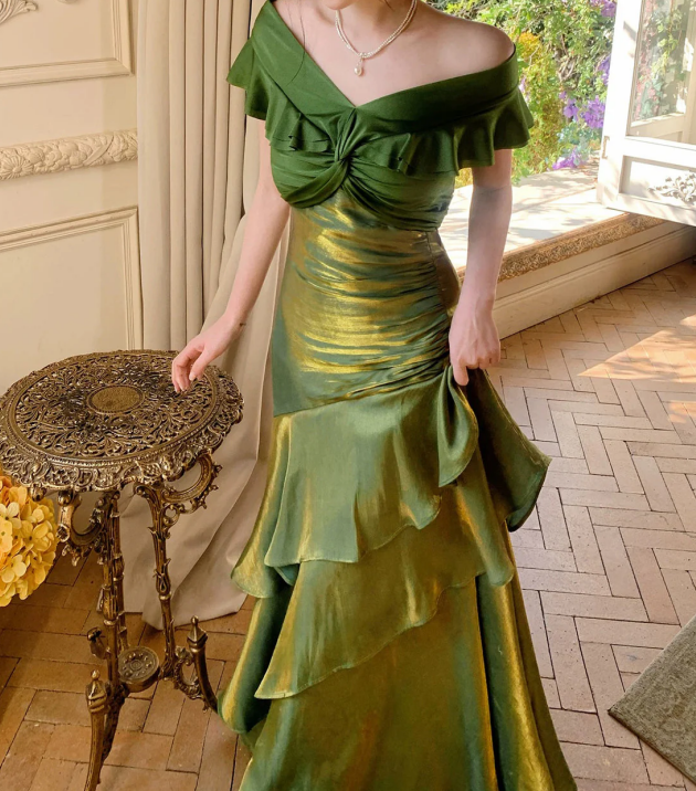 Wunderschönes grünes schulterfreies Meerjungfrauen-Ballkleid mit Rüschen und Stufen DP8365