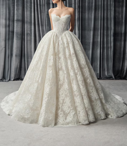 Klassisches elfenbeinfarbenes Sweetheart-Neckholder-Brautkleid in A-Linie aus Spitze DP8392