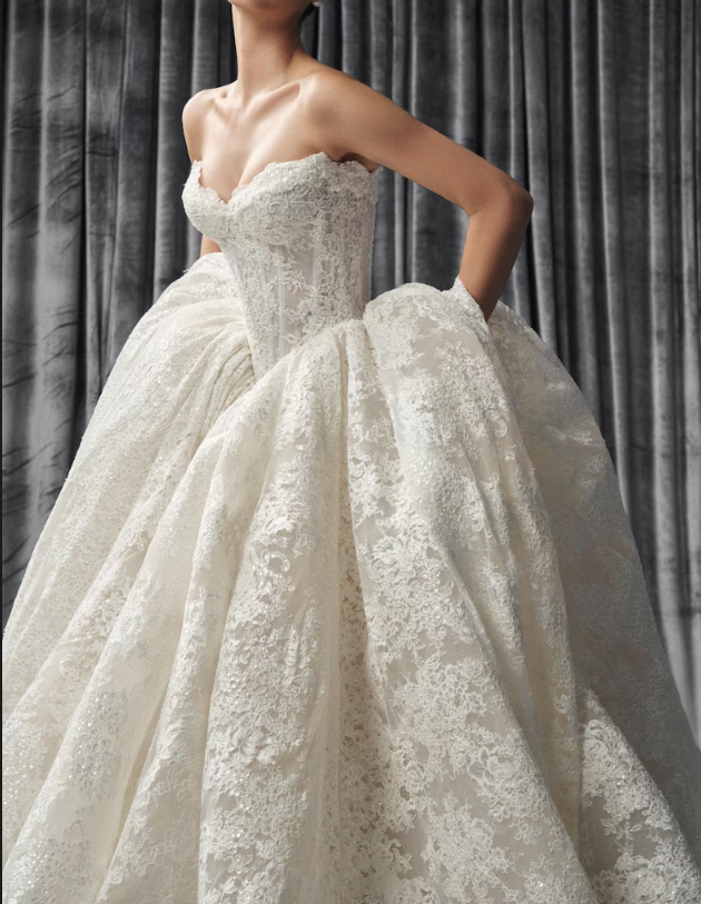Klassisches elfenbeinfarbenes Sweetheart-Neckholder-Brautkleid in A-Linie aus Spitze DP8392