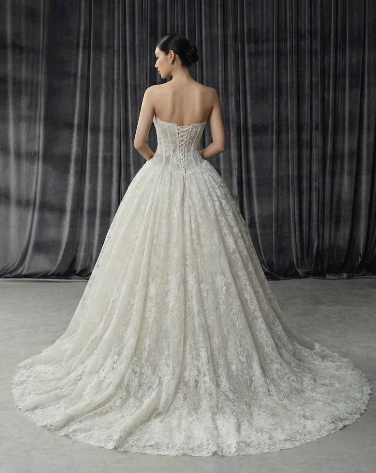 Klassisches elfenbeinfarbenes Sweetheart-Neckholder-Brautkleid in A-Linie aus Spitze DP8392