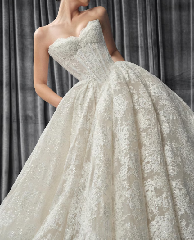 Klassisches elfenbeinfarbenes Sweetheart-Neckholder-Brautkleid in A-Linie aus Spitze DP8392