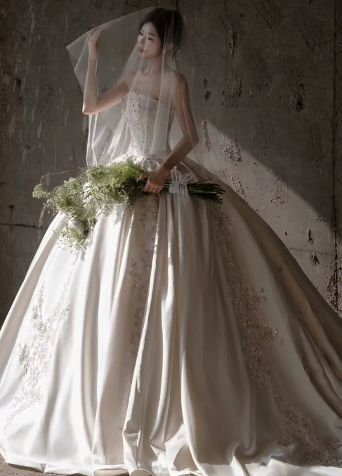 Elegant Strapless Sweetheart Satin Beaded Lace Applique A-Line Wedding Dress DP8621