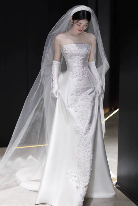 Romantic Strapless Floral Lace Appliques Back Bow Chapel Train A-Line Wedding Dress DP8625