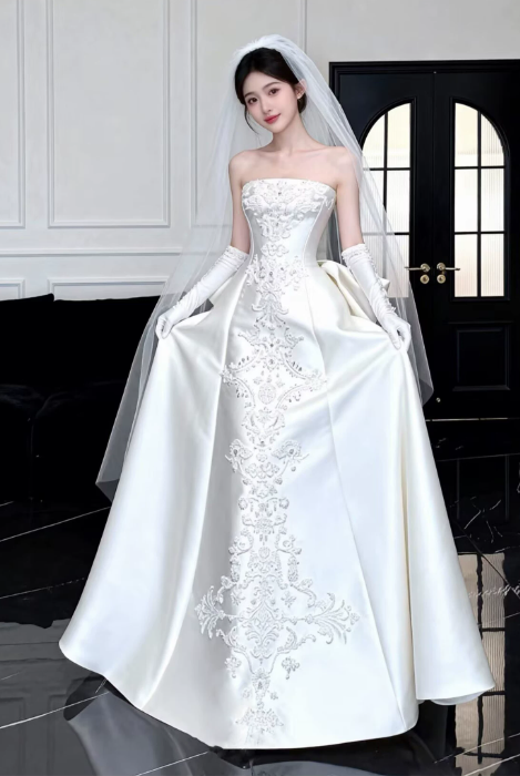 Romantic Strapless Floral Lace Appliques Back Bow Chapel Train A-Line Wedding Dress DP8625