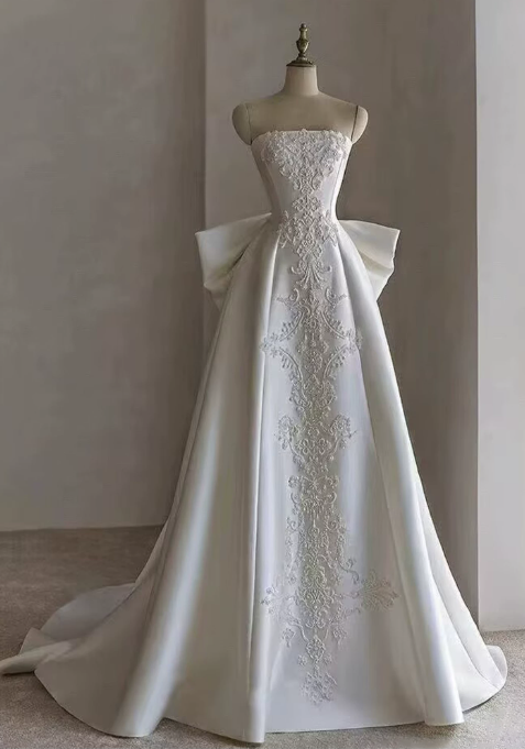Romantic Strapless Floral Lace Appliques Back Bow Chapel Train A-Line Wedding Dress DP8625