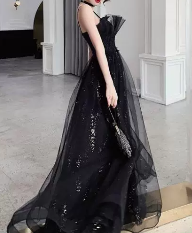 Wunderschönes Spaghetti-Träger Schwarzes Glitzer Tüll A-Linien Quinceanera Ballkleid mit Spitze Applikationen DP8633