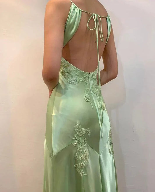 Bezauberndes V-Ausschnitt Stickerei Spaghettiträger Satin Meerjungfrau Ballkleid Abendkleid DP6327