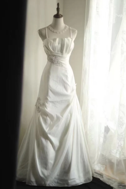 Robe de mariée vintage blanche en satin à fines bretelles, broderies et corsage froncé, coupe trapèze DP7641