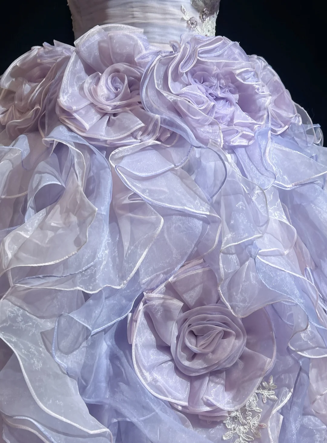 Robe de bal élégante lilas sans bretelles, à volants superposés et applications florales, coupe trapèze, pour quinceañera DP7109