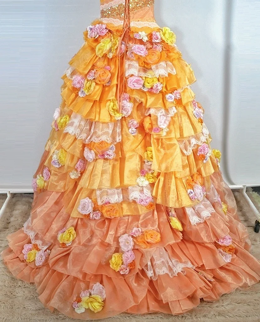 Glamouröses, trägerloses, dreidimensionales, florales A-Linien-Abendkleid mit Rüschen und Stufenbesatz sowie Perlenstickerei DP7554