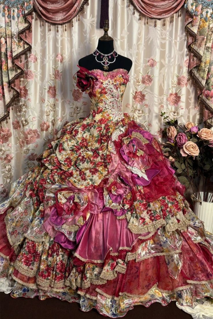 Robe de bal bustier d'inspiration vintage, ornée d'appliqués floraux 3D, à volants et à étages, idéale pour une quinceañera ou un sweet 15 (DP7171).