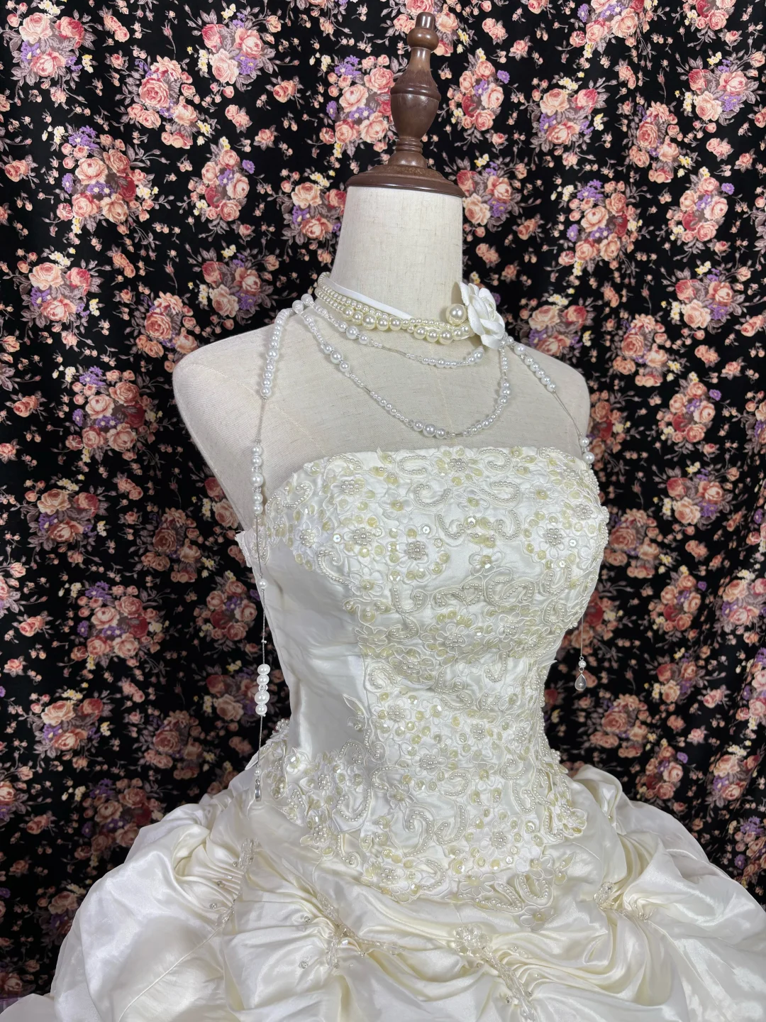 Robe de mariée bustier élégante en satin à volants, coupe trapèze, ornée de perles et de perles DP7072