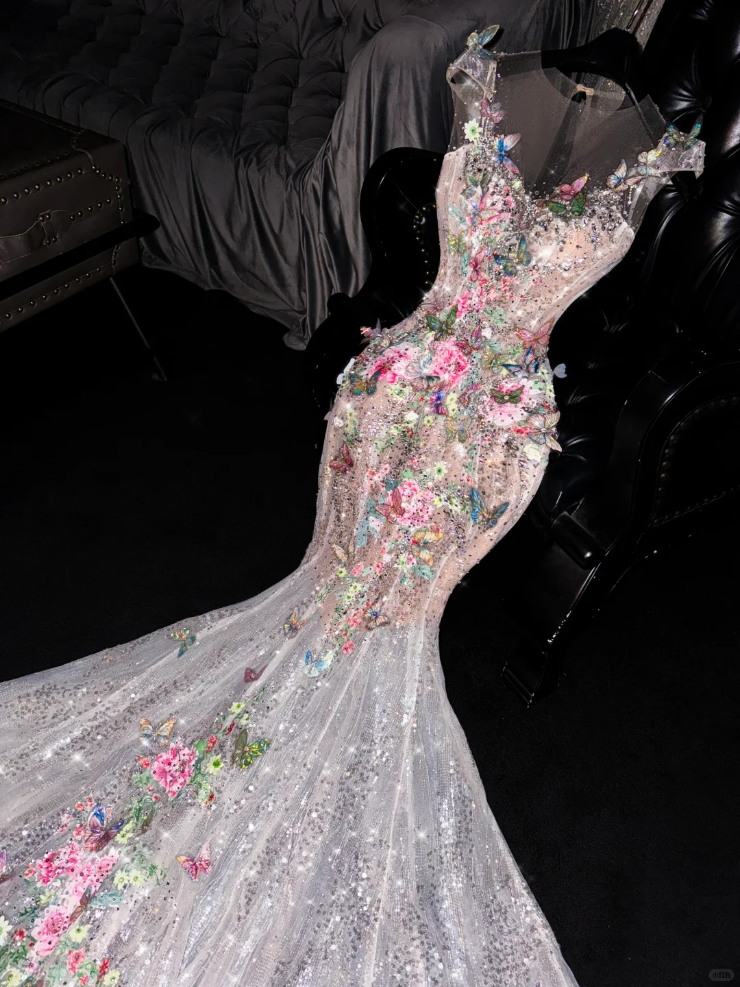 Elegantes Meerjungfrauen-Abendkleid aus Tüll mit 3D-Blumen- und Schmetterlingsmuster, funkelnden Pailletten und DP7313