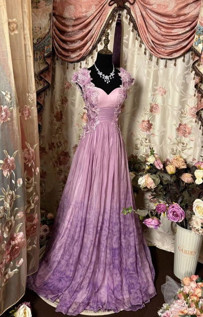 Vintage-Abendkleid in Flieder mit 3D-Blumenapplikationen aus Spitze und Herzausschnitt, A-Linie, DP7579