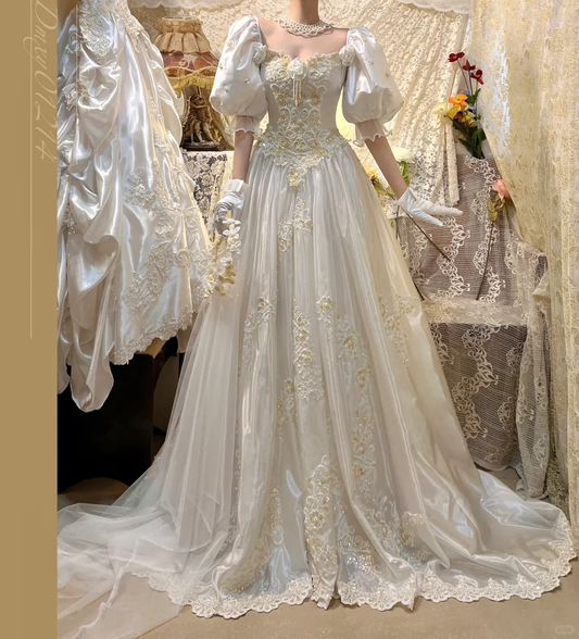 Robe de mariée vintage DP7255, broderies dorées et dentelle complexe, épaules dénudées, manches bouffantes