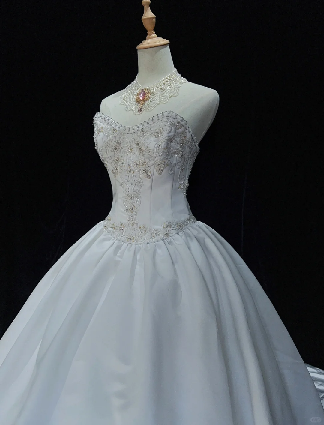 Robe de mariée vintage blanche à décolleté cœur, broderie de perles, en satin DP7111