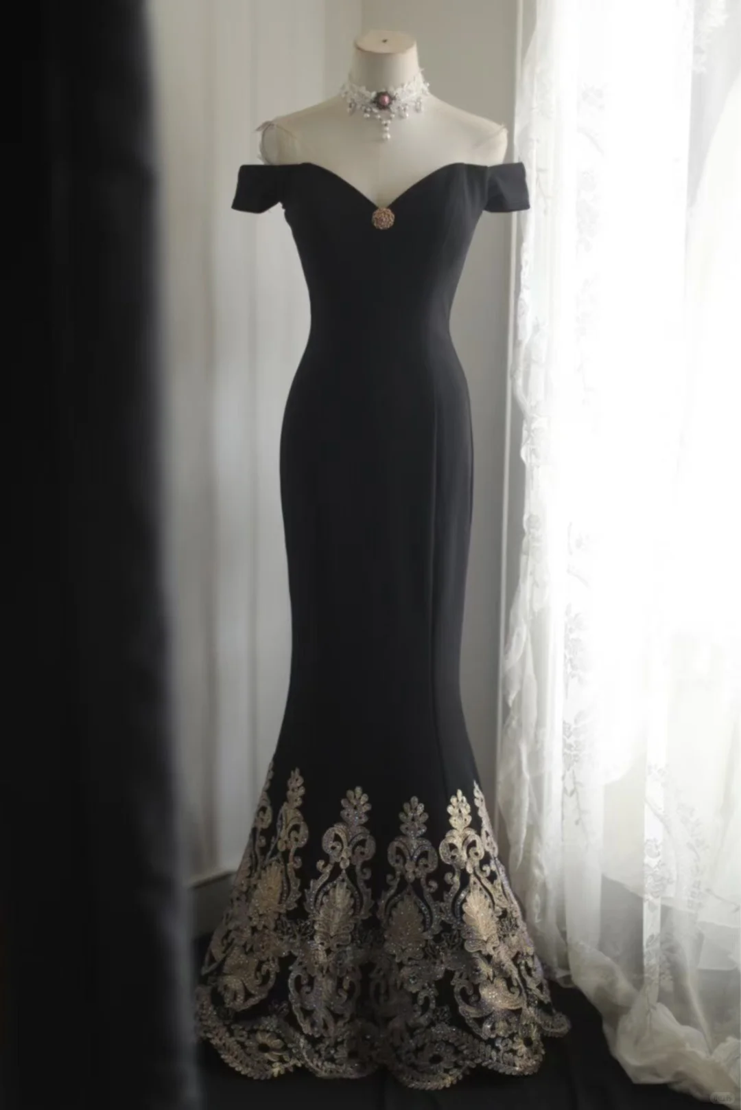 Vintage Black Off-Shoulder Gold Embroidery Mermaid Evening Gown DP7354