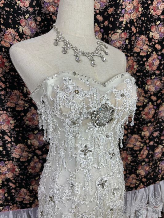 Robe de mariée sirène glamour sans bretelles, décolleté cœur, dentelle et perles DP7073