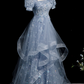 Robe de bal de quinceañera glamour bleu clair à sequins, épaules dénudées, broderies, tulle à volants et nœud, coupe trapèze DP7092