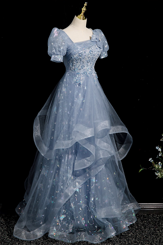 Robe de bal de quinceañera glamour bleu clair à sequins, épaules dénudées, broderies, tulle à volants et nœud, coupe trapèze DP7092