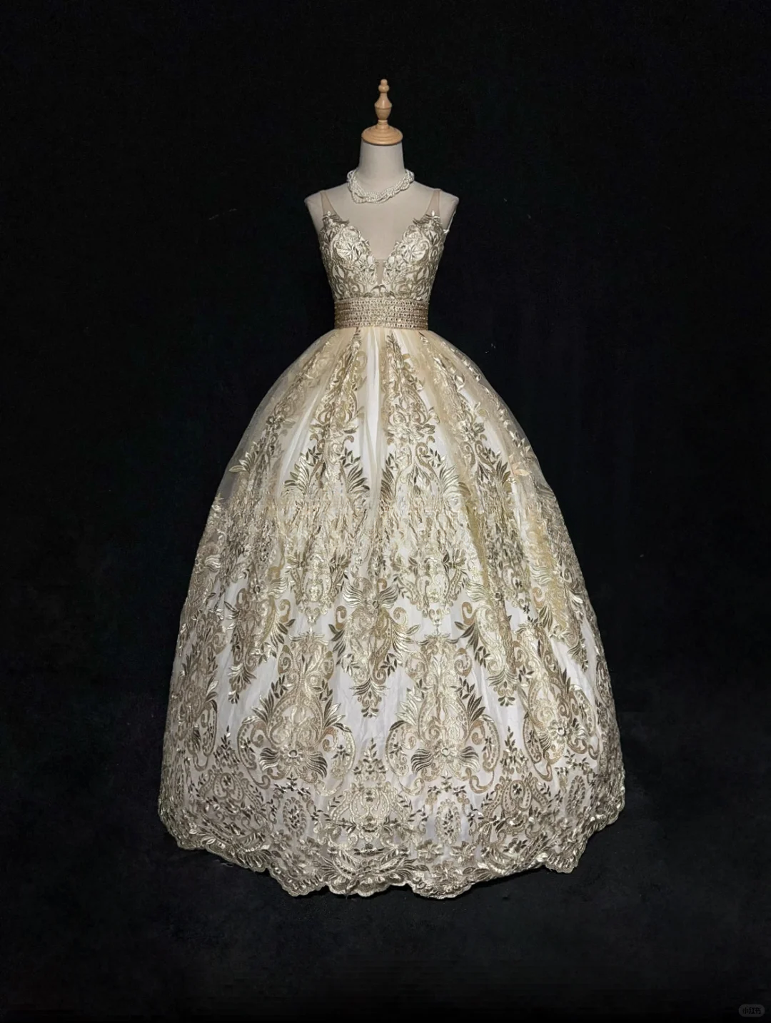Robe de bal somptueuse brodée d'or, décolleté en V profond, ornée de perles, coupe trapèze, robe de quinceañera DP7107