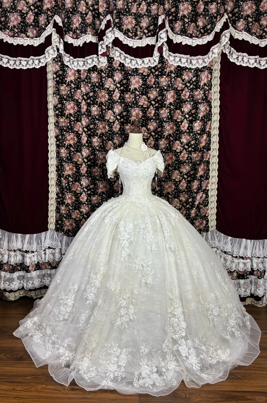 Robe de mariée vintage en dentelle, épaules dénudées, coupe trapèze, broderies florales, DP7063