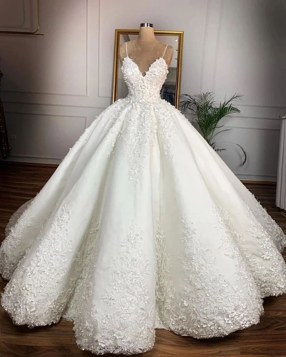 Elegant A-Line Spaghetti Strap V-Neck Wedding Dress Floral Applique Bridal Gown DP7026